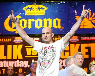 Kelly Pavlik Gary Lockett weigh in Atlantic City June 6, 2008.