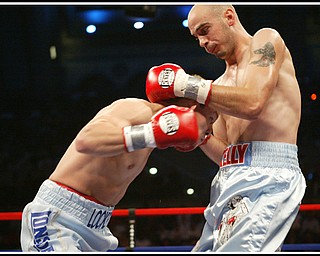 Kelly Pavlik defends his middleweight title against Welshman Gary Lockett, knocking him out in the third round.