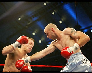Kelly Pavlik defends his middleweight title against Welshman Gary Lockett, knocking him out in the third round.
