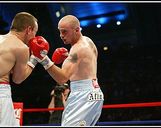 Kelly Pavlik defends his middleweight title against Welshman Gary Lockett, knocking him out in the third round.