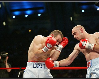 Kelly Pavlik defends his middleweight title against Welshman Gary Lockett, knocking him out in the third round.
