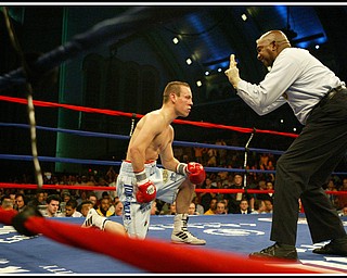Kelly Pavlik defends his middleweight title against Welshman Gary Lockett, knocking him out in the third round.