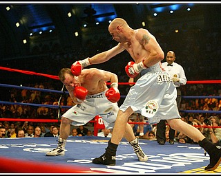 Kelly Pavlik defends his middleweight title against Welshman Gary Lockett, knocking him out in the third round. This is a photograph from round 3.