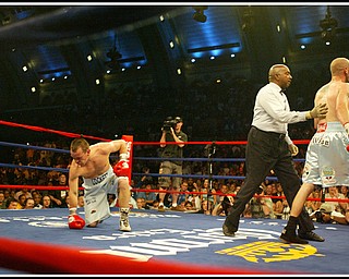 Kelly Pavlik defends his middleweight title against Welshman Gary Lockett, knocking him out in the third round. This is a photograph from round 3.