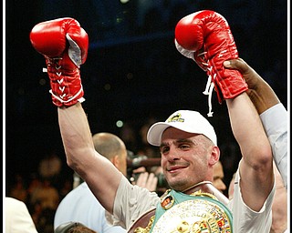 Kelly Pavlik defends his middleweight title against Welshman Gary Lockett, knocking him out in the third round.