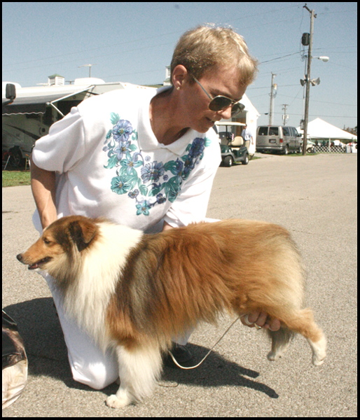 7.31.2008
Shawn DeLion of Alliance shows off her Border Collie, Caruso.