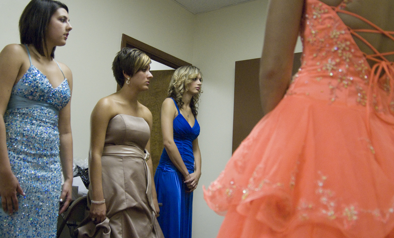 Contestants at the Italian Queen pageant at the Downtown Italian Festival in Youngstown on Friday, August 1, 2008. Daniel C. Britt.