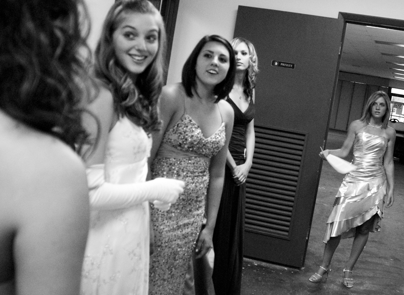 Contestants at the Italian Queen pageant at the Downtown Italian Festival in Youngstown on Friday, August 1, 2008. Daniel C. Britt.