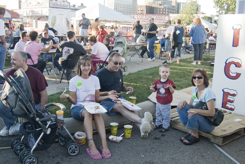 L-R Tiffany Burkey, Mike Hamrick, Aidan Connolly, 5, and Darlene Burkey all of Youngstown at the Rib Fest. Saturday, August 16, 2008. Daniel C. Britt. 