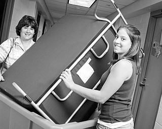 Moving in: Deanna Goulden of Massillion helps neice Erika Smeyers, 18, of Massillion move a couch into her dorm. YSU Freshman Convocation on Sunday, August 24, 2008. Daniel C. Britt. 