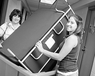 Moving in: Deanna Goulden of Massillion helps neice Erika Smeyers, 18, of Massillion move a couch into her dorm. YSU Freshman Convocation on Sunday, August 24, 2008. Daniel C. Britt.