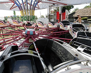 DJ Winland of Wintersville cleans one of Bates Brothers Amusement rides