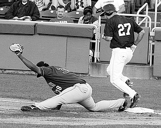 CLOSE PLAY: Scrappers baserunner Lonnie Chisenhall (27) tries to beat the throw as Auburn's Michael McDade stretches for the out.