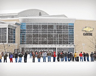 Kelly Pavlik fans wait in line at the Chevy Center on Saturday morning, during a big storm.