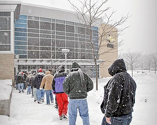 Kelly Pavlik fans wait in line at the Chevy Center on Saturday morning, during a big storm.