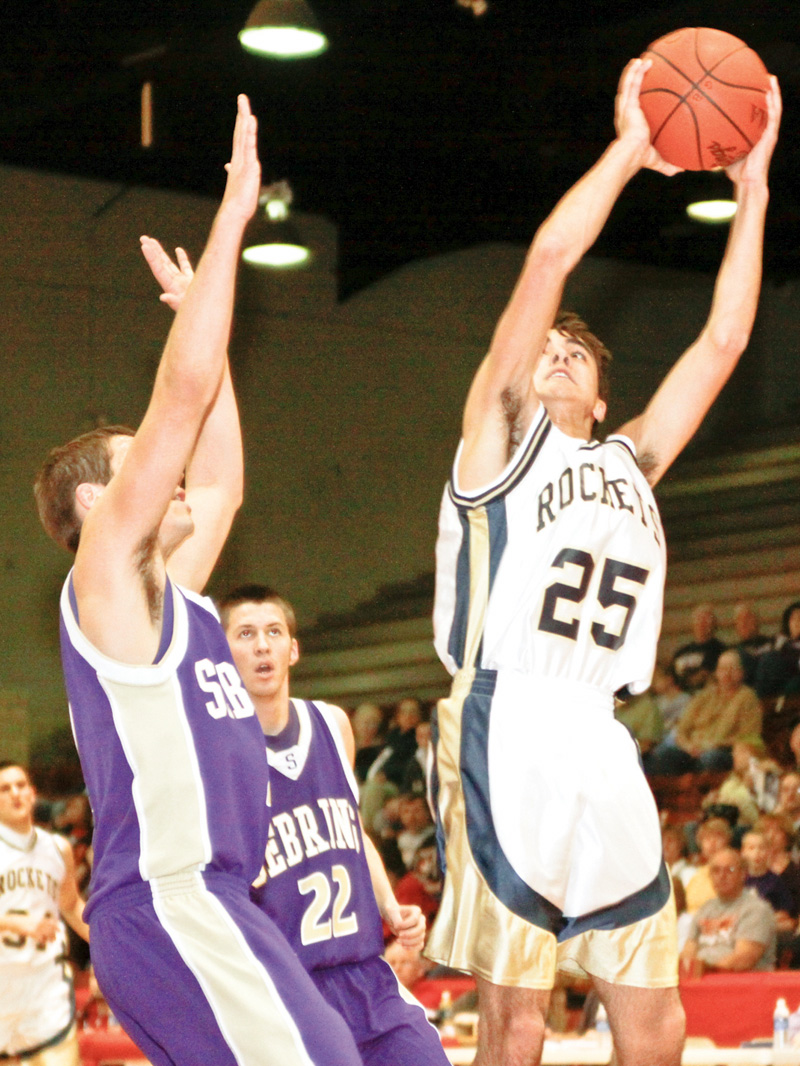 ROCKETS Mauro Amendola (25) - Sebring Travis Irwin (4) at Struthers High School, Tuesday March 3, 2009