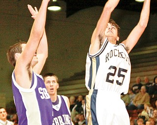 ROCKETS Mauro Amendola (25) - Sebring Travis Irwin (4) at Struthers High School, Tuesday March 3, 2009
