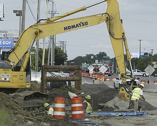 BOARDMAN — Emergency crews shut down about 1,000 feet of U.S. Route 224, west of South Avenue this afternoon after a construction crew punctured a gas line.