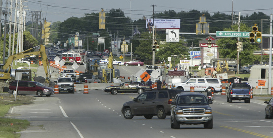 BOARDMAN — Emergency crews shut down about 1,000 feet of U.S. Route 224, west of South Avenue this afternoon after a construction crew punctured a gas line.