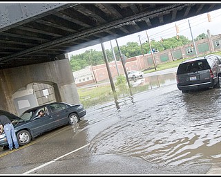 6.17.2009
Flooding on Marshall St. in front of its intersection with Oak Hill Ave.
Photo by: Geoffrey Hauschild

