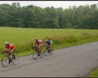 7.11.2009
Ray Russell, of Beaver PA, leads the front pack along Fairfield School Rd. in Columbiana followed by Nate Loman, of Fairlawn, and John Fiumara, of New Middletown, during the Master's class of the Tour of the Valley on Saturday afternoon.
Geoffrey Hauschild