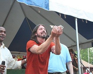 Dave Grohl receives the key to the City of Warren.