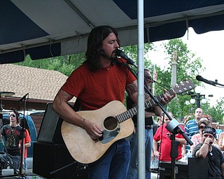 Dave Grohl performing acoustic versions of Foo Fighers' songs at the David Grohl Alley dedication ceremony in Warren.