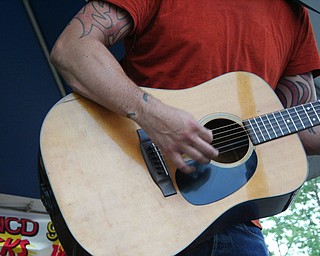 Dave Grohl performing acoustic versions of Foo Fighers' songs at the David Grohl Alley dedication ceremony in Warren.