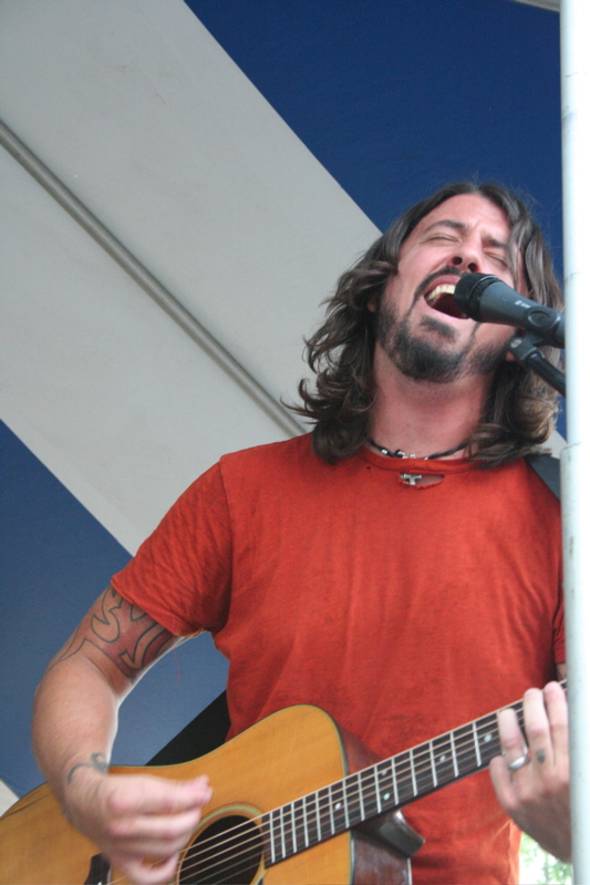Dave Grohl performing acoustic versions of Foo Fighers' songs at the David Grohl Alley dedication ceremony in Warren. 