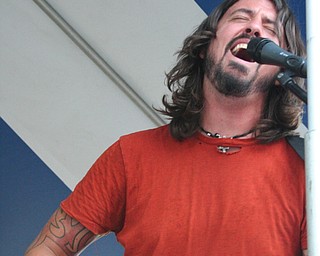Dave Grohl performing acoustic versions of Foo Fighers' songs at the David Grohl Alley dedication ceremony in Warren.