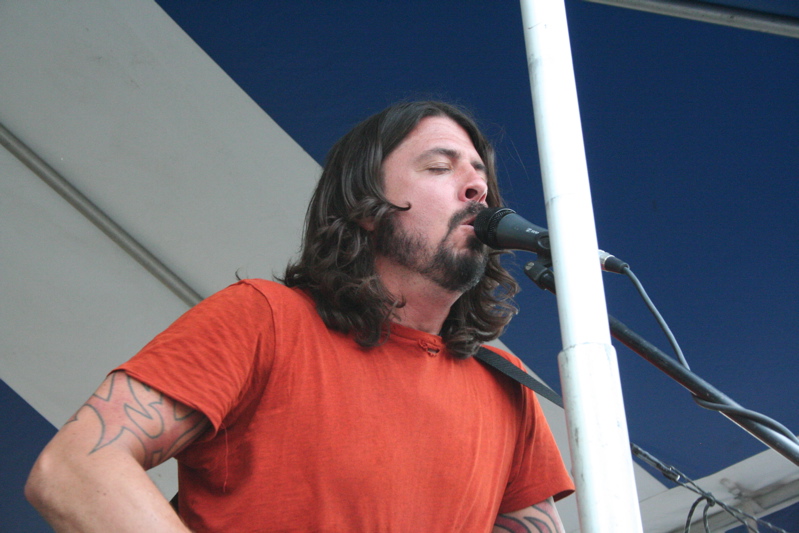 Dave Grohl performing acoustic versions of Foo Fighers' songs at the David Grohl Alley dedication ceremony in Warren.