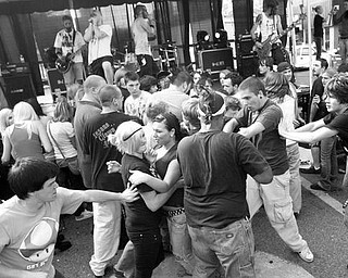 The Vindicator/Robert K. Yosay -----
VEXFEST 6 - a crowd of ??????? listens to music at VexFest 6 on Federal Plaza - - 9-23-2009