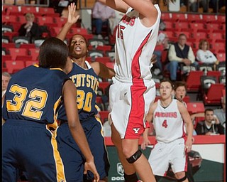 The Vindicator/Geoffrey Hauschild
YSU's Rachael Manuel takes a shot at the basket during the first half of a game at YSU's Beeghly Center on Wednesday evening.