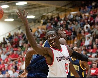 The Vindicator/Geoffrey Hauschild
YSU's Sirlester Martin (5)during the first half at Beeghly Center on Wednesday afternoon.