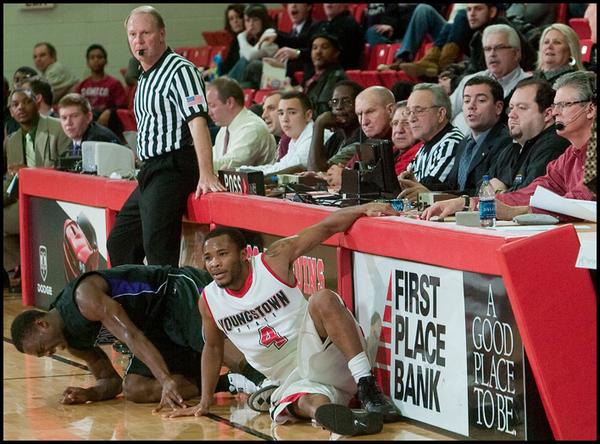 The Vindicator/Geoffrey Hauschild
YSU's Vance Cooksey (4) and High Point University's Tehran Cox (2) fall into the boards during the second half of a game at Beeghley Center on Tuesday evening.