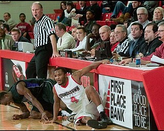 The Vindicator/Geoffrey Hauschild
YSU's Vance Cooksey (4) and High Point University's Tehran Cox (2) fall into the boards during the second half of a game at Beeghley Center on Tuesday evening.