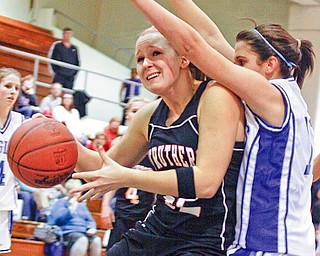 BACKING HER DOWN: Struthers’ Kaitlyn Opritza, left, gets position inside against Hubbard’s Allie DeLuco during the first quarter of Monday’s game.
