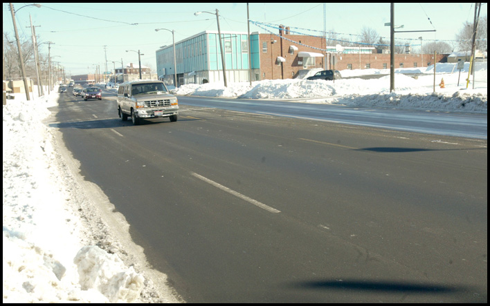 William D. Lewis /The vindicator  Market St in youngstown in Uptown district Monday morning. Snow free on street.