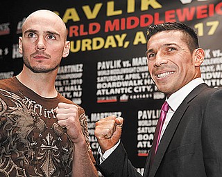 WBC/WBO middleweight champion Kelly Pavlik, left, and WBC super welterweight champion Sergio Martinez pose for a picture at a news conference in New York, Wednesday, April 14, 2010.  The boxers were there to promote their fight in Atlantic City on Saturday, Apr. 17, 2010. (AP Photo/Seth Wenig)