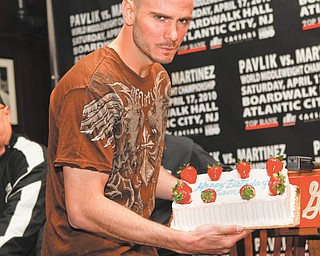 WBC/WBO middleweight champion Kelly Pavlik poses for a picture with a birthday cake for his 28th birthday at a news conference in New York, Wednesday, April 14, 2010.  Pavlik was there to promote his fight against WBC super welterweight champion Sergio Martinez on Saturday, Apr. 17, 2010. (AP Photo/Seth Wenig)