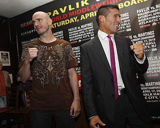 WBC/WBO middleweight champion Kelly Pavlik, left, and WBC super welterweight champion Sergio Martinez pose for a picture at a news conference in New York, Wednesday, April 14, 2010.  The boxers were there to promote their fight in Atlantic City on Saturday, Apr. 17, 2010. (AP Photo/Seth Wenig)