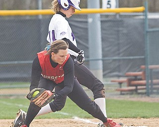 Youngstown State fi rst baseman Kim Klonowski stretches to retire Niagara’s Beck Zill (14) in the fi rst game of a doubleheader at McCune Park on Wednesday. The Penguins split the games, winning the fi rst 15-10, and losing the second 12-2.