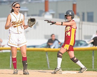 Walsch’s Taylor Koenig (6) plays fi rst base as Mooney’s Macy Ucchino (14) prepares for a run to second
base during the fifth inning of Wednesday’s game at Boardman’s Fields of Dreams.