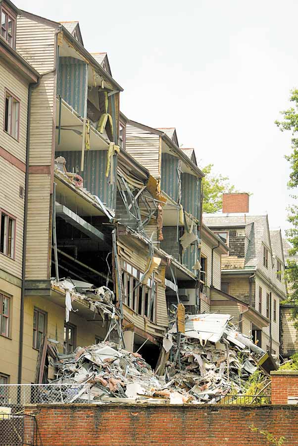 ROBERT K. YOSAY | THE VINDICATOR..The WIck Pollock Inn - as Demolition of the rooms  begins.-30-