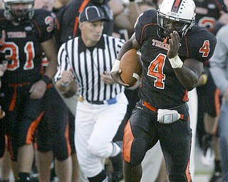 William D Lewis|The Vindicator Howland Deveon Smith makes a long run late in 1rst qtr setting up Howland TD.
