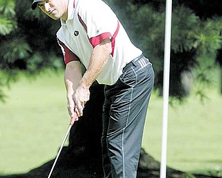 Mike Porter watches his putt at Trumbull Country Club as part of the Greatest Golfer of the Valley tournament on
Sunday. Porter is in second place in the Open Division heading into Saturday’s finals at The Lake Club.