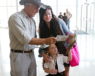 Geoffrey Hauschild|The Vindicator.Boardman residents, JoAnne Forgach and her daughter, Jewel, 3,receive an autograph from Jack Hanna during a performance by the Youngstown Symphony in conjunction with Jack Hanna at the DeYor performing Arts Center on Sunday afternoon.
