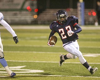 ROBERT  K.  YOSAY  | THE VINDICATOR --..Fitchs #22  Chris Davis  scoots around #81  Tyler Lindgren  as he scampered for a first down during firs t  quarter action  as First round of playoffs as Willoughby South Rebel at Austintown Fitch Falcons  ... -30-..(AP Photo/The Vindicator, Robert K. Yosay)