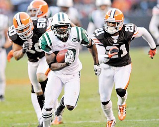New York Jets wide receiver Santonio Holmes runs the ball against the Cleveland Browns NFL football game Sunday, Nov. 14, 2010, in Cleveland. (AP Photo/David Richard)