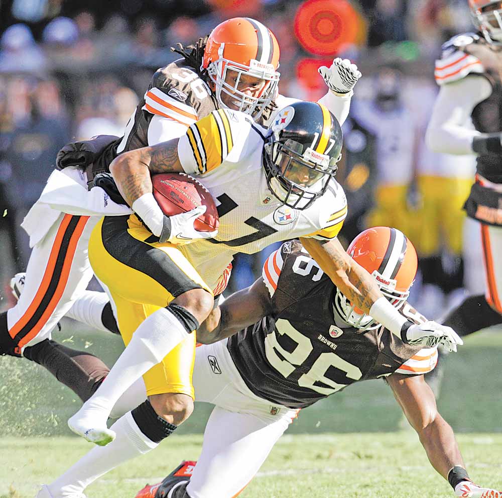 Pittsburgh Steelers wide receiver Mike Wallace (17) runs the ball against the Cleveland Browns in an NFL football game Sunday, Jan. 2, 2011, in Cleveland.